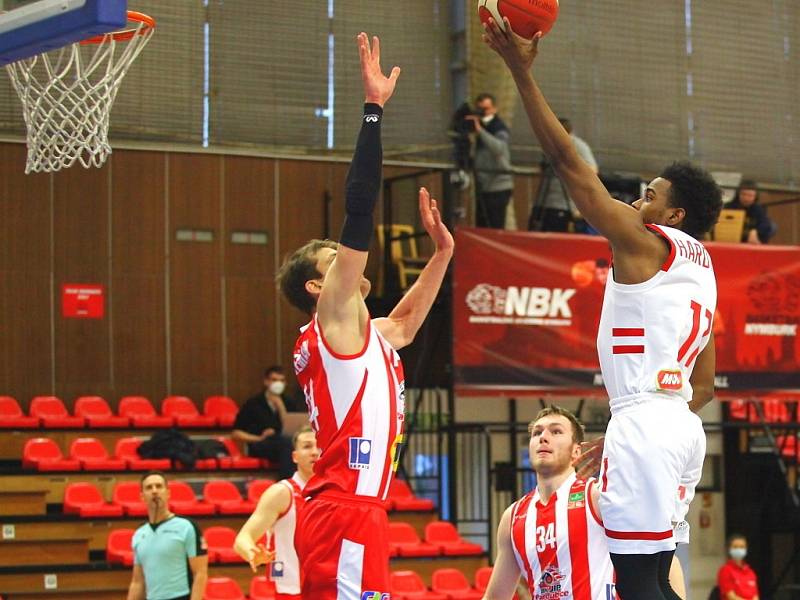 Z basketbalového utkání Kooperativa NBL Nymburk - Pardubice