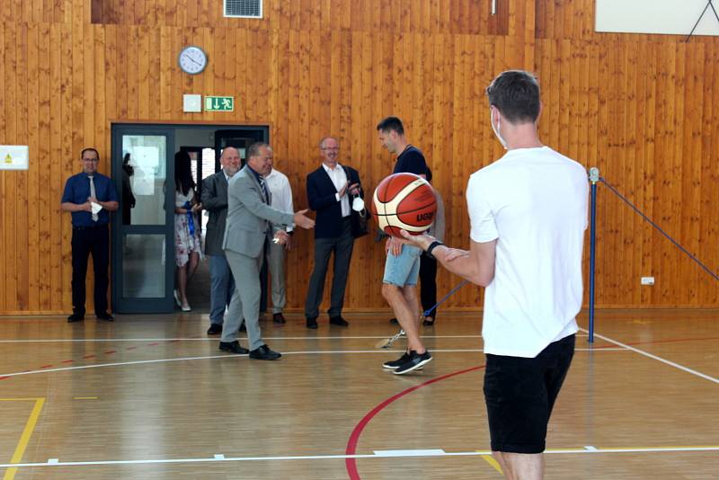 Nová sportovní hala bude sloužit žákům učiliště, basketbalové akademii i dětem z Dětského domova.