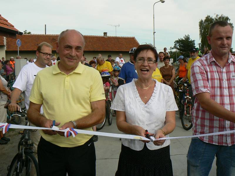 Nový úsek 1,8 km  cyklotrasy mezi Kostelní a Pískovou Lhotou ve čtvrtek slavnostně otevřeli za přítomnosti středočeské hejtmanky Zuzany Moravčíkové a zástupců zúčastněných stran včetně starostů okolních obcí. 