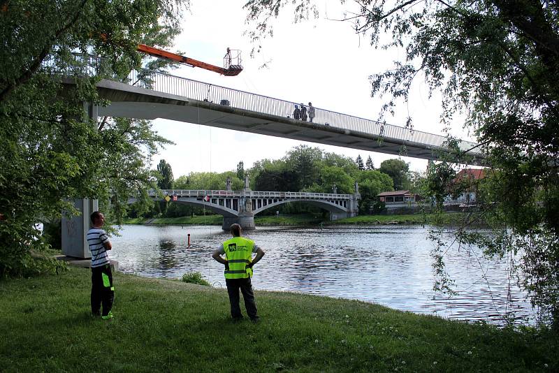 Technici z Kloknerova ústavu budou zkoumat stav lávky několik týdnů.