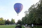 Horkovzdušný balón byl k vidění v lázeňském parku.