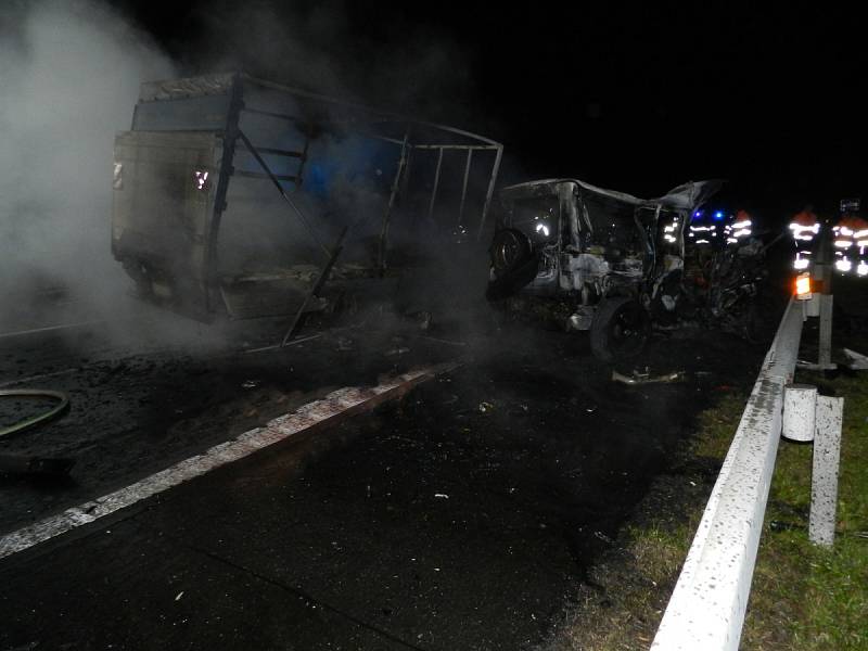 Tragická nehoda s následným požárem uzavřela hradeckou dálnici