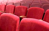 Hálkovo divadlo v Nymburce: stav sedaček v prvních dvou řadách po přečalounění.