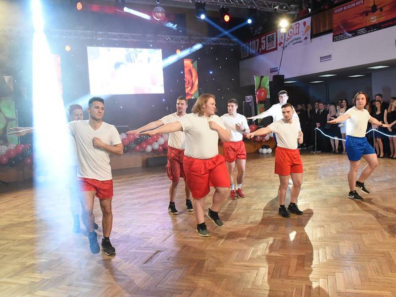 Studenti hned dvou tříd P2A a P2B  Střední průmyslové školy a Středního odborného učiliště stavebního  si užili maturitní ples. Foto: Zdeněk Hejduk