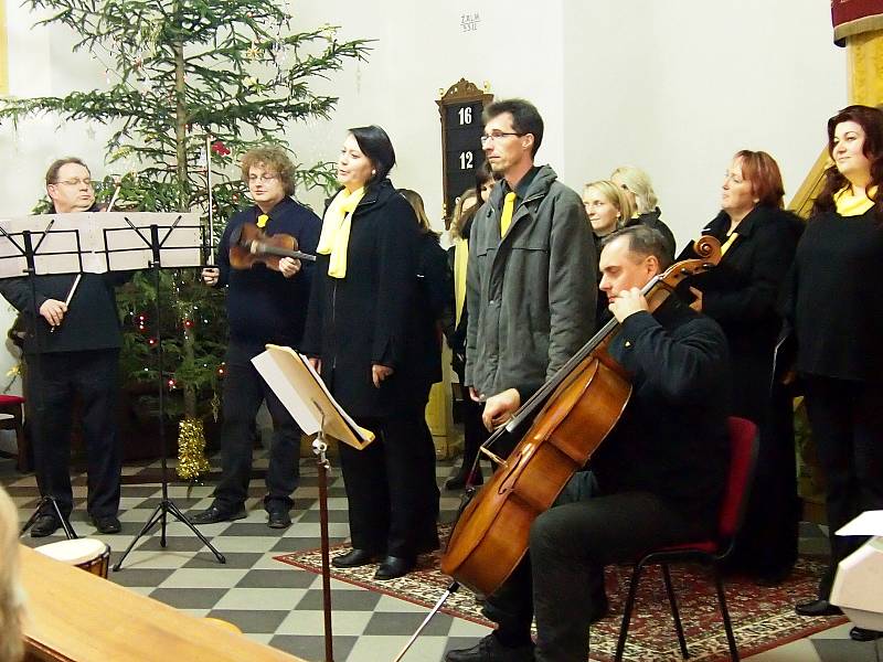 Vánoční koncert sledoval zaplněný kostel ve Velenicích.