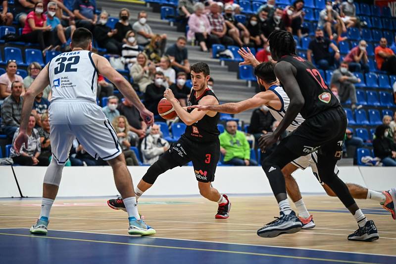 Z basketbalového utkání Kooperativa NBL Kolín - Nymburk (86:91)