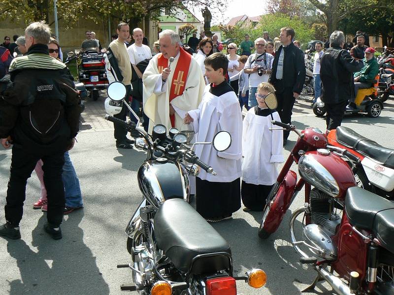 Sraz motorkářů v Městci, motomše, požehnání strojům a odjezd na spanilou jízdu