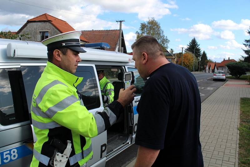 Policisté na hlavních tazích kontrolovali kamiony.