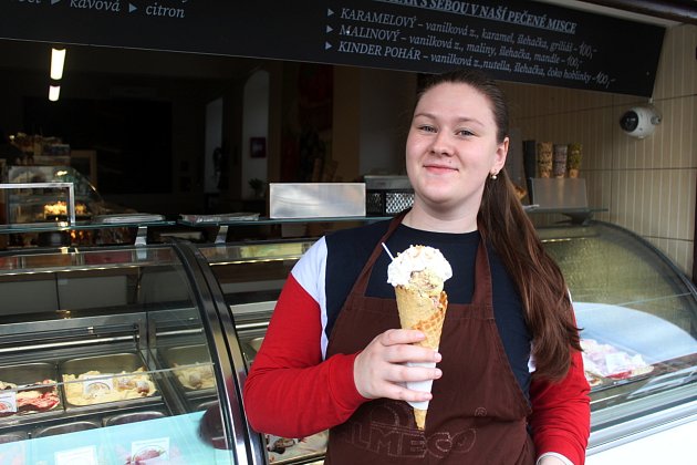 V poděbradské cukrárně U Reinvaldů se pochlubili kombinací zmrzlin madagaskar a špičková se šlehačkou.