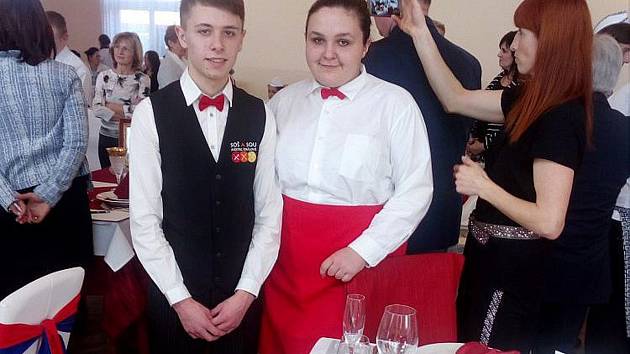 Daniela Turnovská a Tomáš Lipenský (na snímku) z domácí školy se umístili na druhém místě. Jejich chlebíčky vypadají opravdu k nakousnutí.