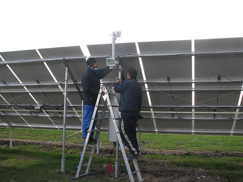 Nedaleko Velelib roste sluneční elektrárna.