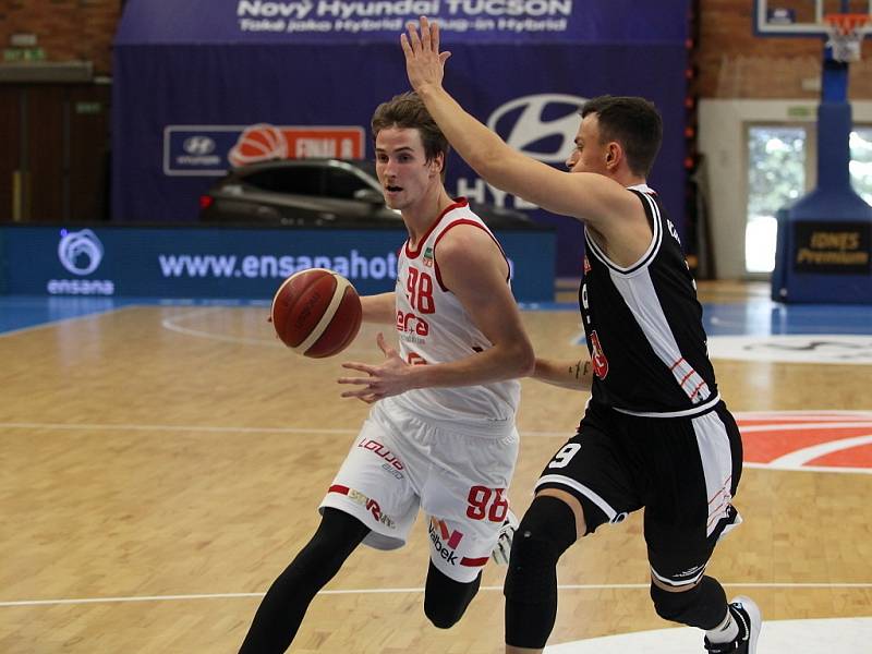 Z basketbalového utkání Final 8 Českého poháru Nymburk - Hradec Králové (103:64)