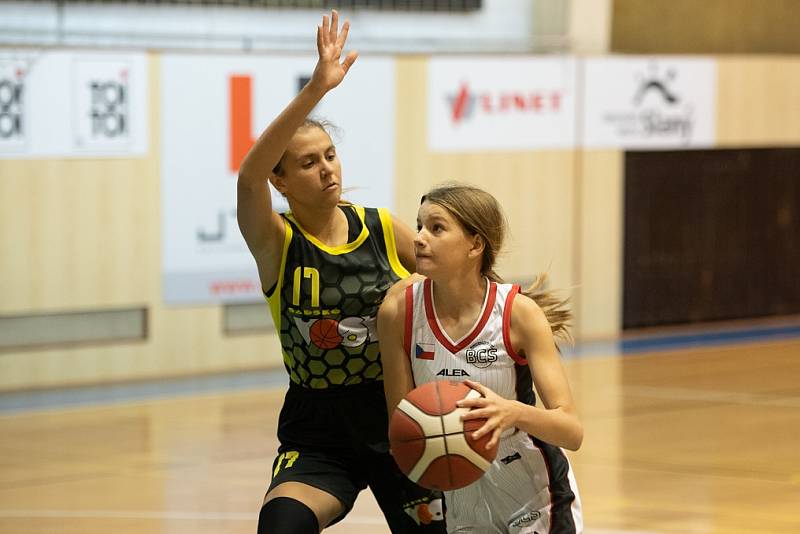 Z basketbalového utkání žákovské ligy starších žákyň U15 Slaný - Sadská 51:59