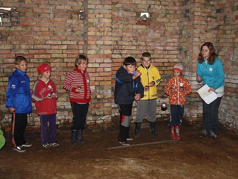 Ani v dešti se nevzdali turnaje v pétanque, hrálo se a bavilo ve stodole. 