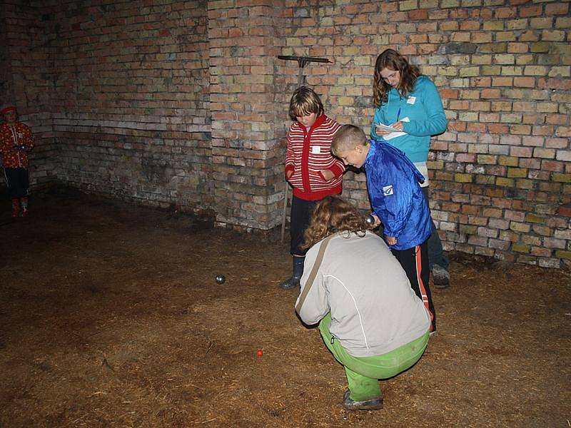 Ani v dešti se nevzdali turnaje v pétanque, hrálo se a bavilo ve stodole. 