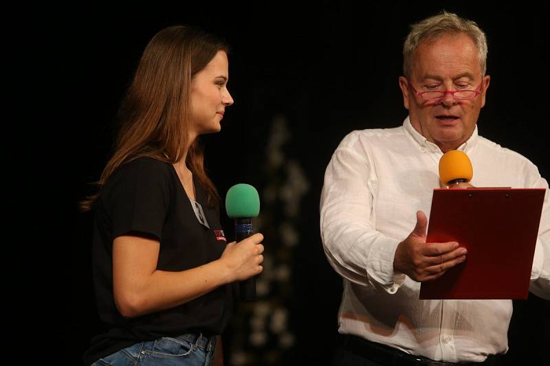 Finálový večer Miss Polabí se konal v poděbradském divadle.