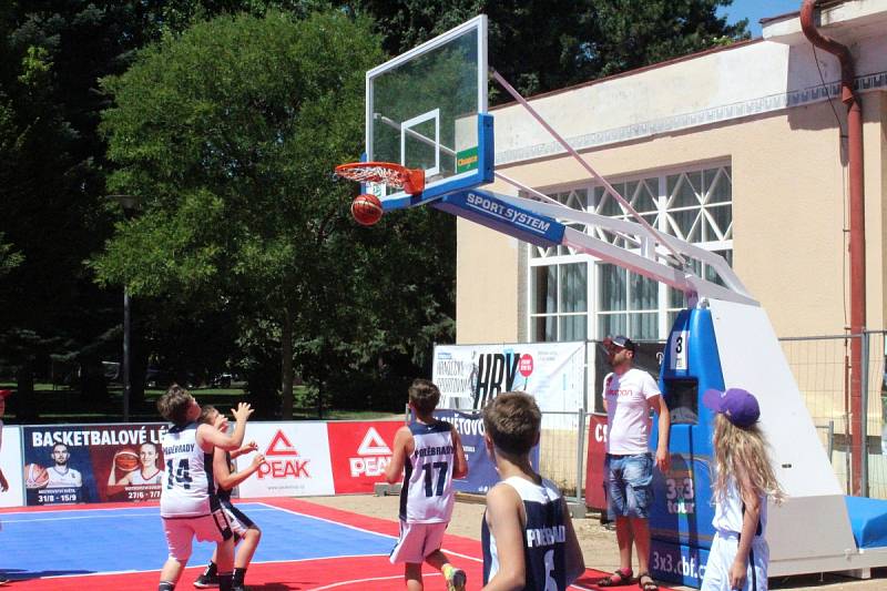 Mezinárodní turnaj v basketu tři na tři se hrál na poděbradské kolonádě.