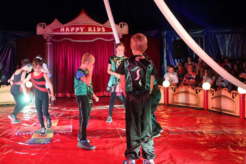 Děti z Dymokur několik dnů nacvičovaly profesionální čísla jako skutečné hvězdy cirkusového nebe.