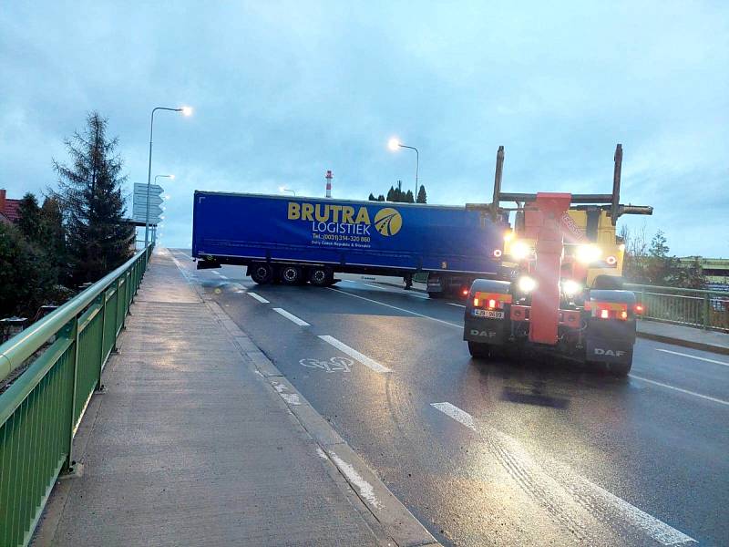 Kamion na nadjezdu v Lysé nad Labem prorazil zábradlí.