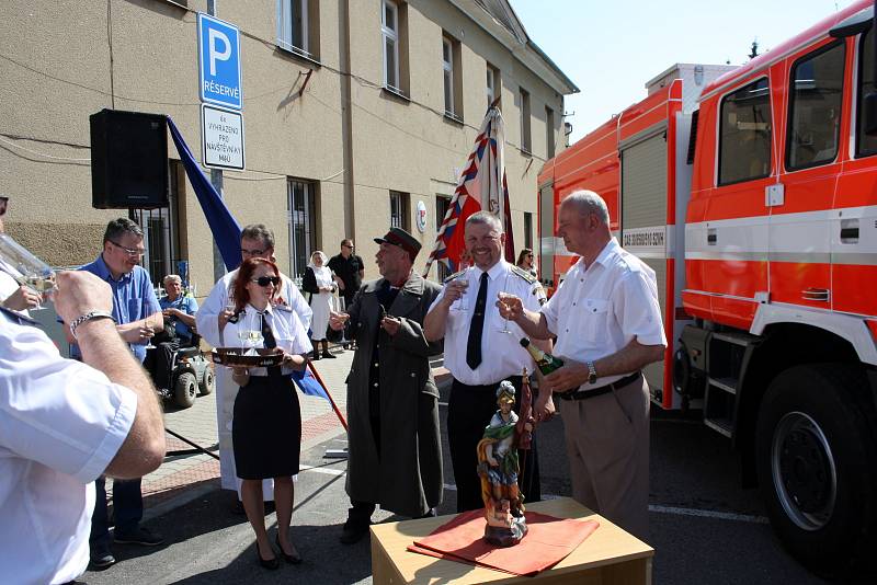 Hasiči v Sadské oficiálně dostali nové zásahové vozidlo.