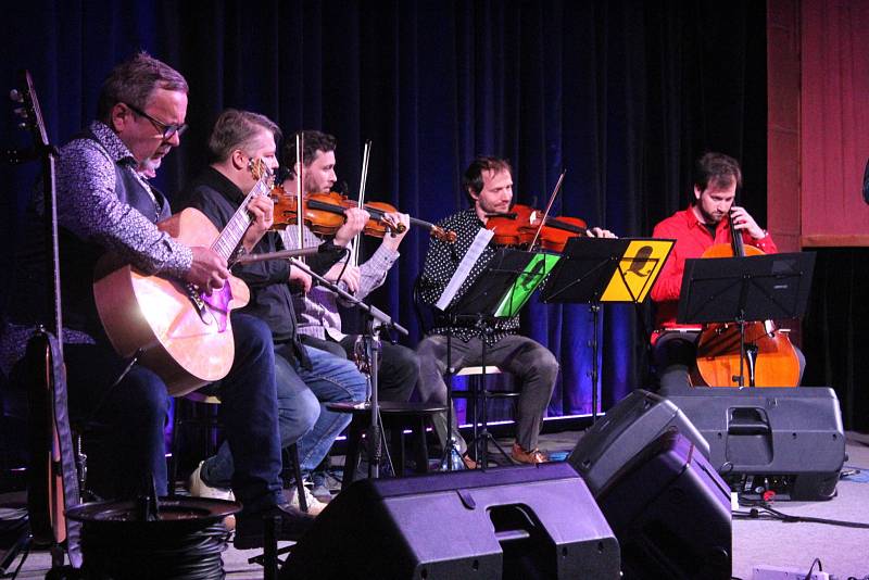 Z koncertu Moniky Načevy, Michala Pavlíčka a Pavel Bořkovec Quartetu v kině Sokol v Nymburce.