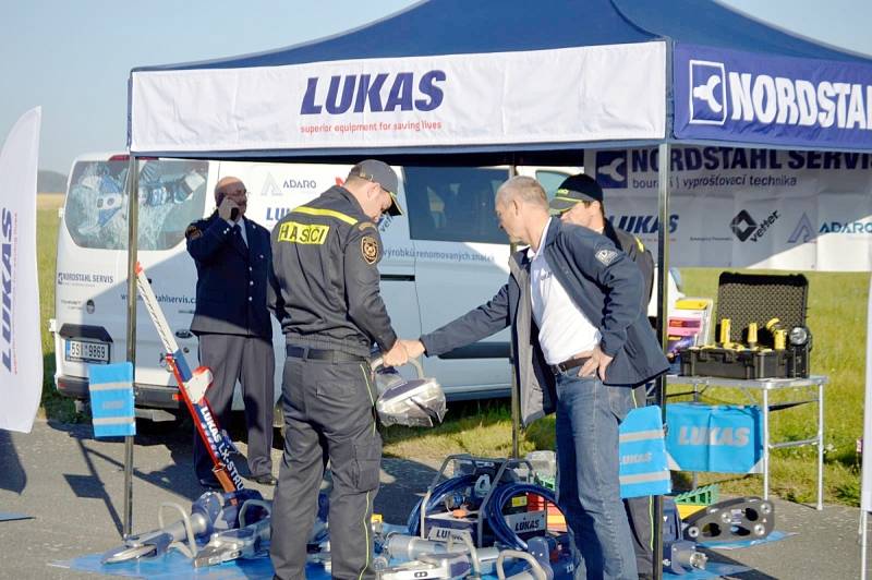 Milovičtí hasiči v barvách Nymburska ovládli krajskou soutěž ve vyprošťování osob při nehodách na letišti v Tlusticích na Berounsku.