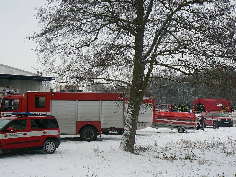 Hasiči nacvičovali vytažení tonoucí osoby nebo zvířete v Labi u Drahelic