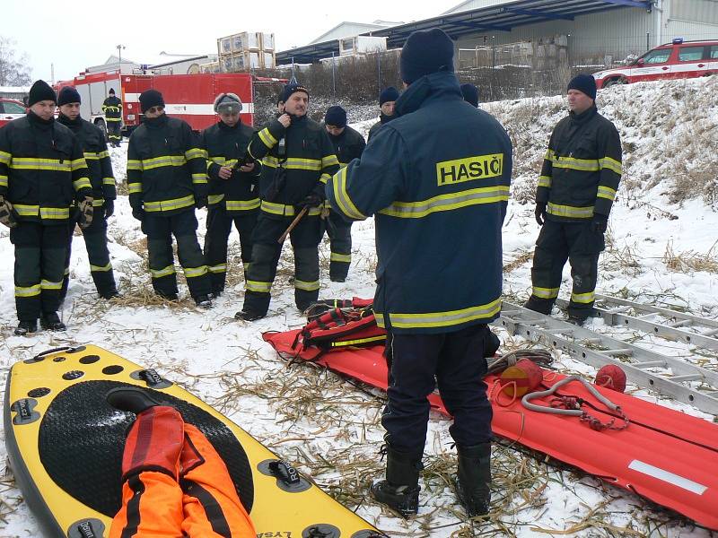 Hasiči nacvičovali vytažení tonoucí osoby nebo zvířete v Labi u Drahelic