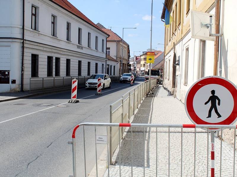 Průjezd centrem Poděbrad je v dopravní špičce často otázkou pomalého popojíždění a nyní i čekání na semaforu.