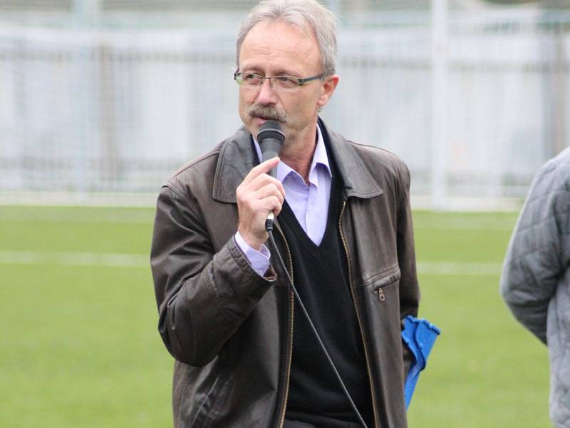 MILAN KAIPR, předseda fotbalového klubu Bohemia Poděbrady, při úvodním  proslovu u příležitosti otevření zbrusu nového hřiště s umělou trávou     