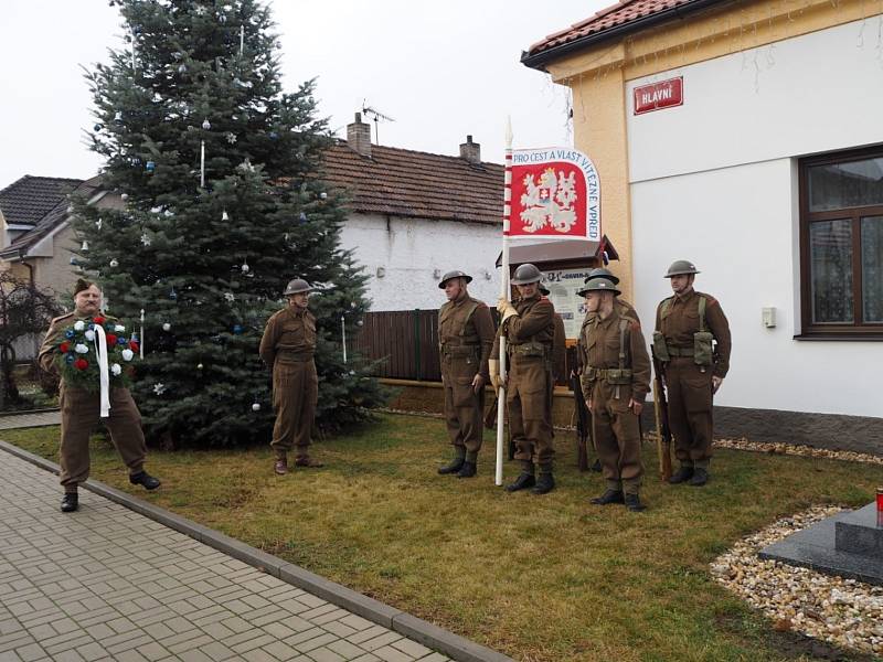 Zastávka vojenského konvoje v Senicích. Akce se konala při příležitosti 80. výročí seskoku parašutistů ze skupiny Silver A.