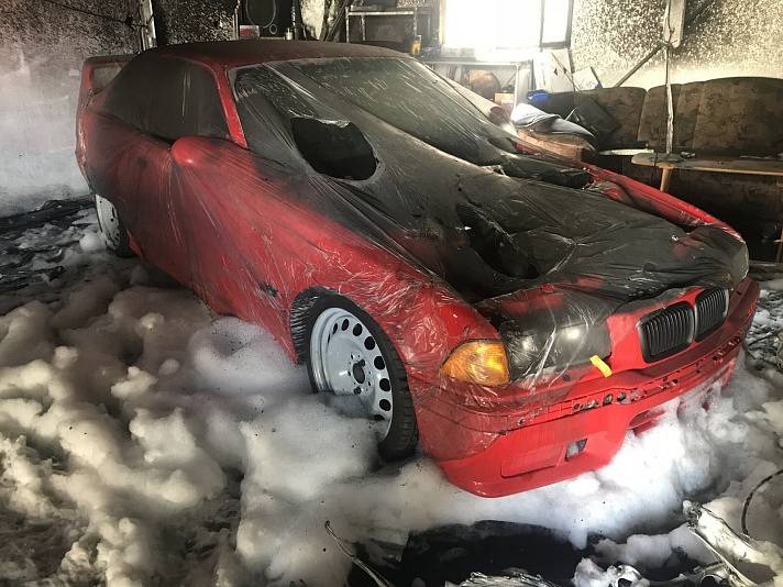 Ve Vyšehořovicích požár zničil opravované auto i část dílny.