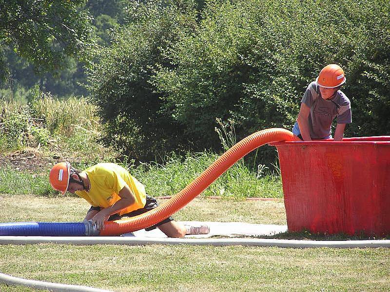 Na rozpáleném hřišti hasiči a hasičky soutěžili, bavili se a hasili sami sebe.