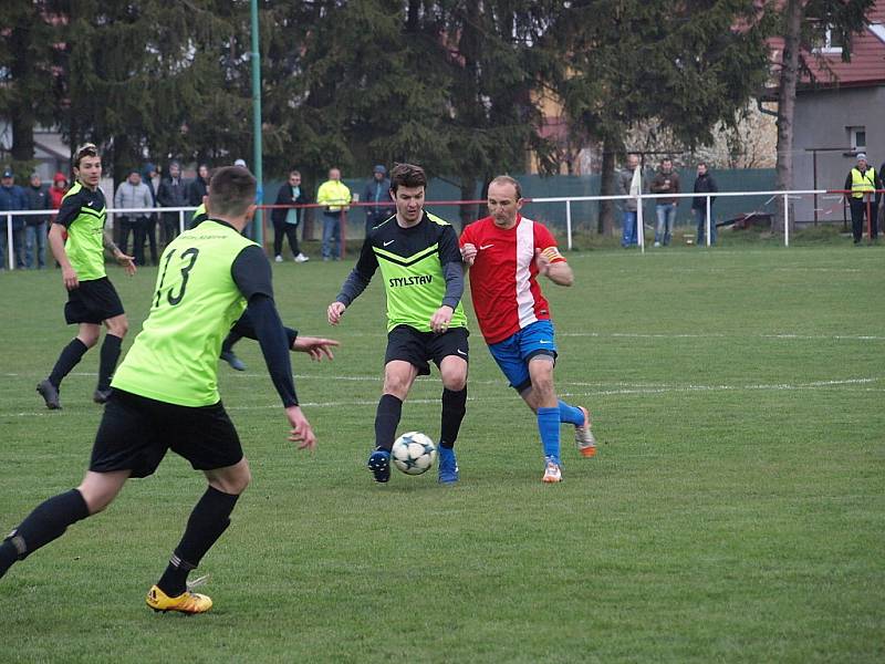 Z fotbalového utkání I.B třídy Pátek - Městec Králové (0:2)