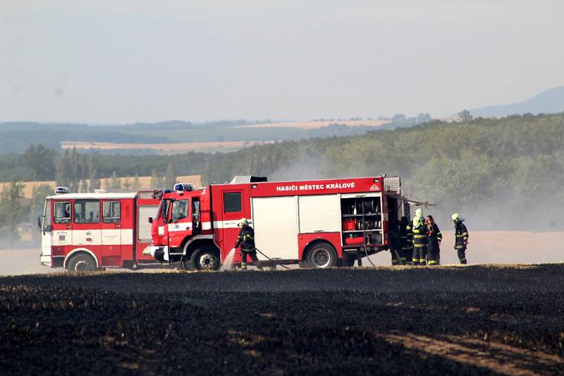 Požár pole s obilím byl vidět až patnáct kilometrů daleko.