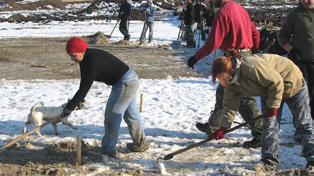 Archeologové upravovali terén poblíž firmy Cadence