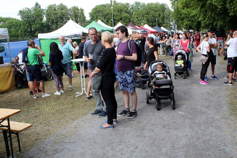 Stovky lidí ochutnávaly exotická jídla a piva z malých pivovarů.