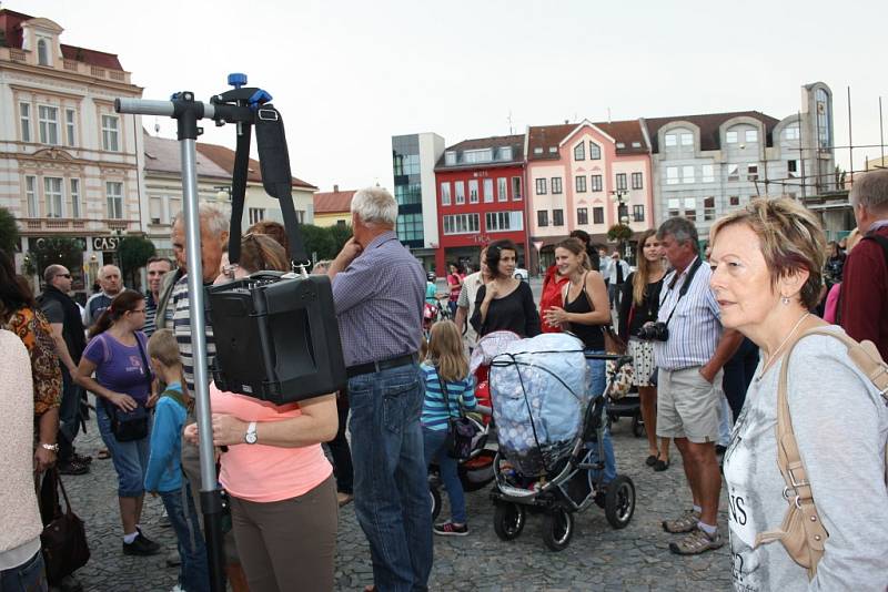 Demonstrace proti zinkovně AZOS na Zálabí.