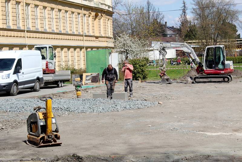 Školáci ze ZŠ Tyršova se po letech dočkají nového víceúčelového sportovního hřiště, které jim bude sloužit jak při hodinách tělocviku, tak při dalších odpoledních aktivitách.