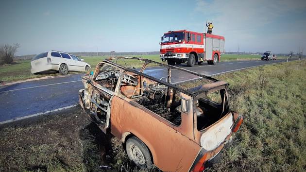 Na silnici mezi Sadskou a obcí Zvěřínek se v sobotu dopoledne v 9.30 srazila dvě auta.