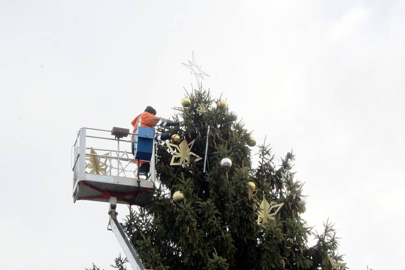 Náš objektiv zachytil pracovníka technických služeb, jak z plošiny sundává ozdoby z vánočního stromu.
