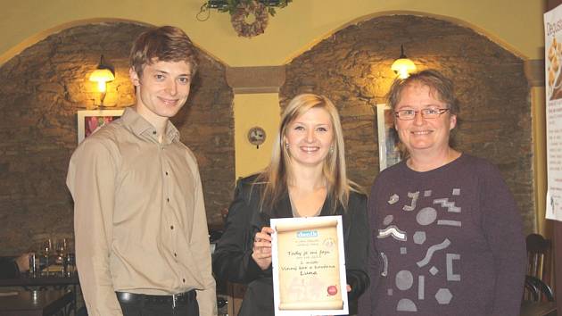 Certifikát „Tady je mi dobře“ předala provozovatelům kavárny Luna Nikole Dudkové (uprostřed)  a Pavlu Zemanovi šéfredaktorka Milena Jínová. 