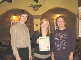 Certifikát „Tady je mi dobře“ předala provozovatelům kavárny Luna Nikole Dudkové (uprostřed)  a Pavlu Zemanovi šéfredaktorka Milena Jínová. 