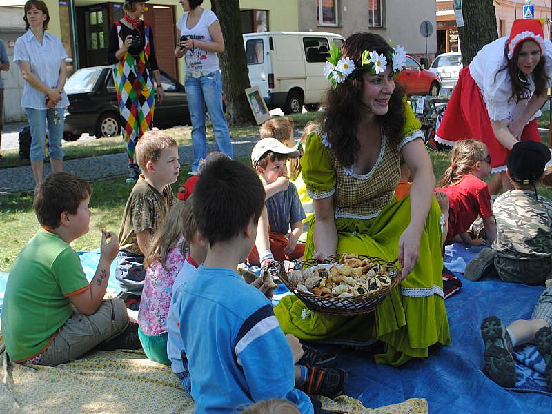 Piknik s knížkou pod vodárenskou věží v Nymburce