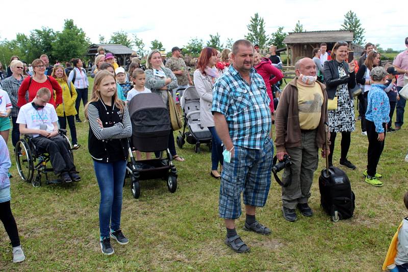 Návštěvníci aktuálně do chlebské Zoo nesmí. Snímky jsou z loňského křtu velbloudice.