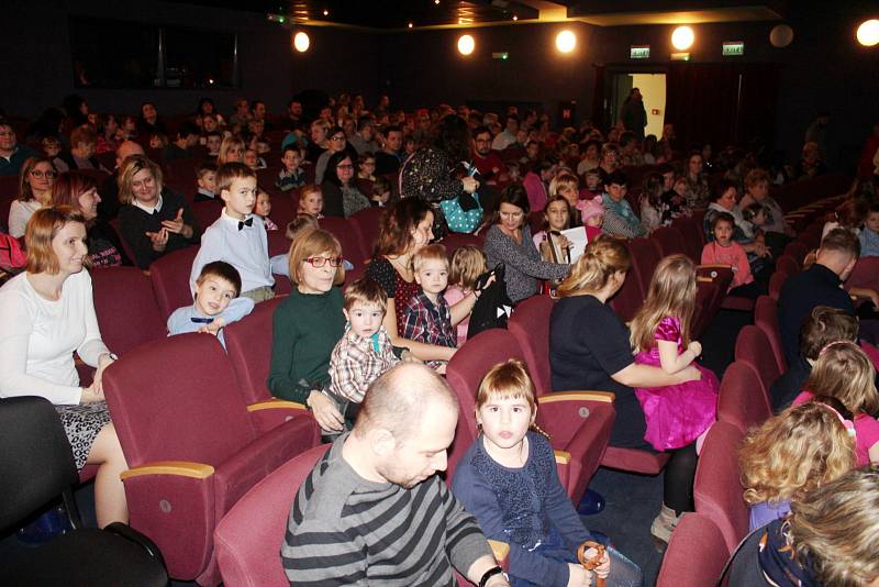 Budulínek a Červená Karkulka zaplnili divadlo hlavně dětmi.