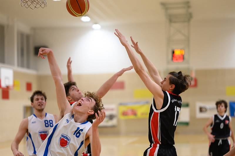 Z basketbalového utkání ligy juniorů Poděbrady - BK Brandýs (76:68)