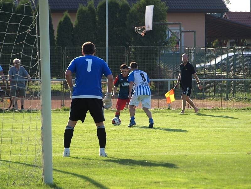 Z přípravného fotbalového utkání Městec Králové - Lovčice (3:2)