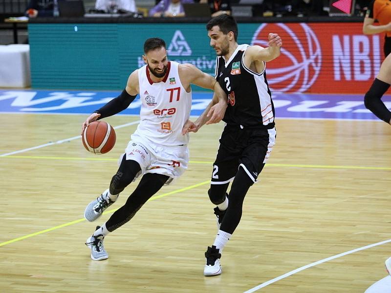 Z basketbalového utkání nadstavbové části Kooperativa NBL Nymburk - Hradec Králové (110:83)