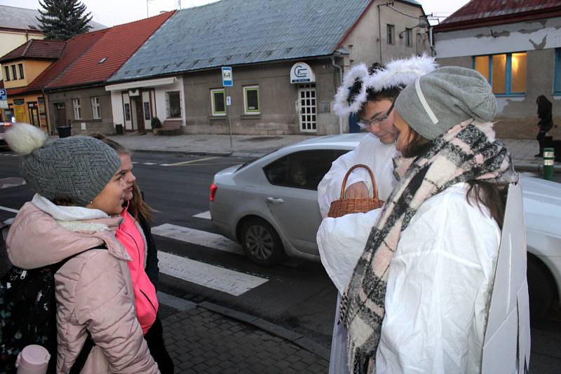 Před nymburskými školami se to ve čtvrtek 13. prosince ráno hemžilo anděly.